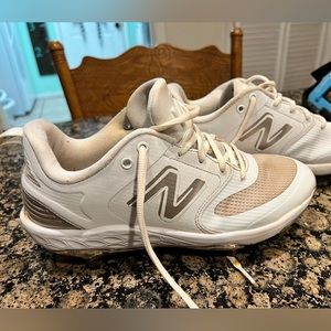Woman’s softball cleats purchased in. December 2023. Size 9 white new balance.